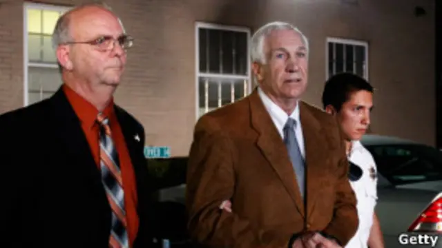 Джерри Сандаски (в центре)