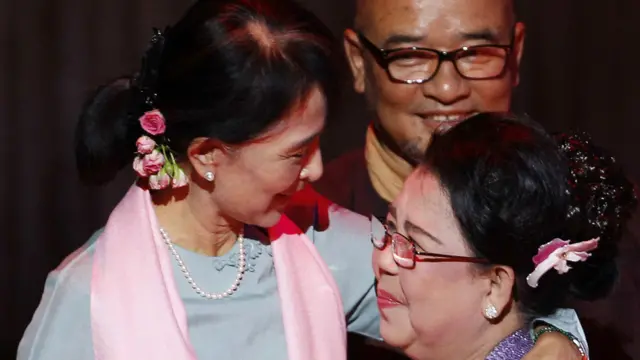 အဆိုတော်ကြီး ဒေါ်မာမာအေးက ဒေါ်စုအတွက် ဗေဒါလမ်း သီချင်းကို သီဆိုဖျော်ဖြေခဲ့ပါတယ်။