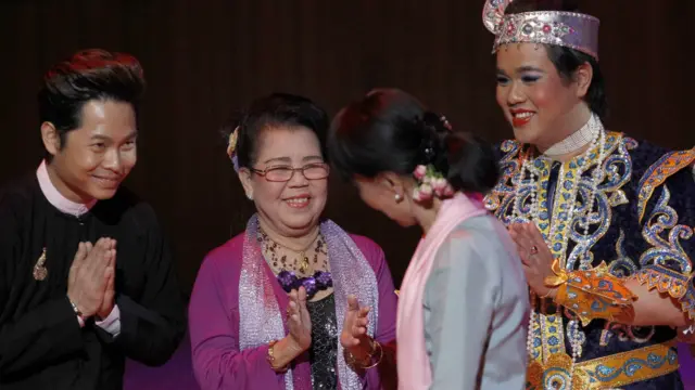 သူ့အတွက် ဂုဏ်ပြု သီဆို တင်ဆက် ကပြခဲ့ သူတွေကို ဒေါ်အောင်ဆန်းစုကြည်က ရင်းရင်း နှီးနှီး နှုတ်ဆက်ခဲ့ပါတယ်။