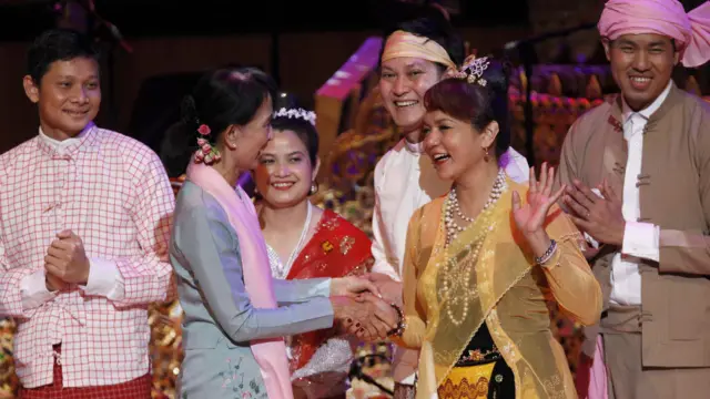 တိုင်းရင်းသားတွေနဲ့လည်း အတူ ချစ်ကြည်ရင်းနှီးစွာဖြင့်။