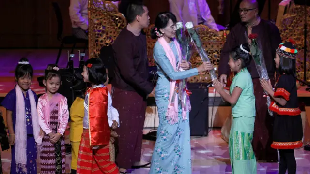 မြန်မာပြည်သား ကလေးငယ်တွေရဲ့ ပန်းစီးဆက် တဲ့ အစီအစဉ်လည်း ပါဝင်ပါတယ်။