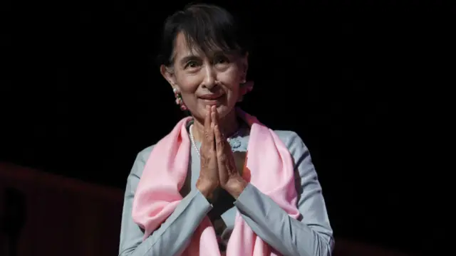 အခမ်းအနားကို ကြွရောက်လာတဲ့ သံဃာတော် တွေကို ဒေါ်အောင်ဆန်းစုကြည်က ဂါဝရပြုခဲ့ပါတယ်။