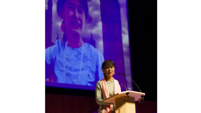 ဒေါ်အောင်ဆန်းစုကြည်က နှုတ်ဆက်စကား စတင်ပြောကြားခဲ့ပါတယ်။