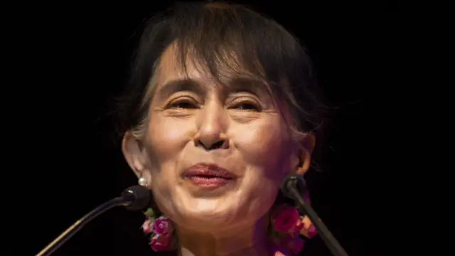 ပြည်ပရောက် နေတဲ့ မြန်မာတွေ အနေနဲ့ ဘယ်နိုင်ငံသားဘဲ ခံယူထားထား ကိုယ့်ဇစ်မြစ် ဖြစ်တဲ့ မြန်မာ နိုင်ငံကို မမေ့ကြ ဖို့နဲ့ ကိုယ့်မိခင် နိုင်ငံကို ပြန်အကျိုးပြု ကြဖို့ ကိုလည်း ဒေါ်အောင်ဆန်းစုကြည်က ပြောခဲ့ ပါတယ်။