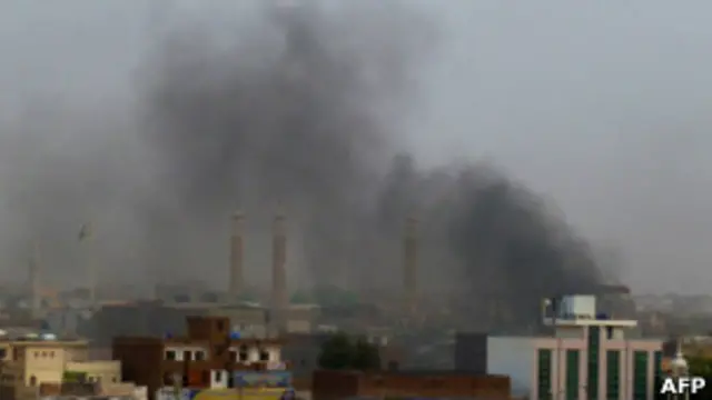 أعمدة الدخان ترتفع في سماء الخرطوم جراء استخدام الغاز المسيل للدموع
