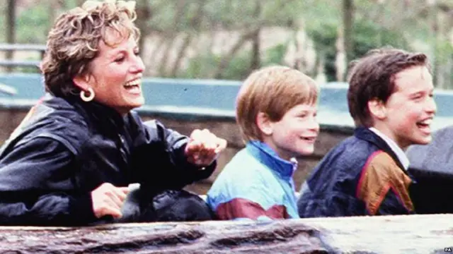 Pangeran William bersama adik dan ibunya