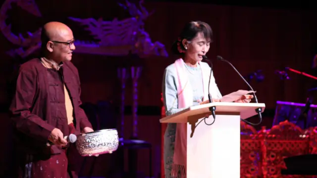 အဲဒီနောက် တက်ရောက်လာကြတဲ့ ပရိသတ်တွေ ရဲ့ မေးခွန်းတွေကို မဲနှိုက် ရွေးချယ်ပြီး၊ ပြန်လည် ဖြေကြားခဲ့ပါတယ်။