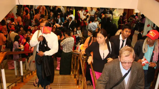 ပွဲမစင် မနက် ၉ နာရီလောက် ကတည်းက ပရိသတ်တွေ စုရုံးရောက်ရှိခဲ့ပြီး....