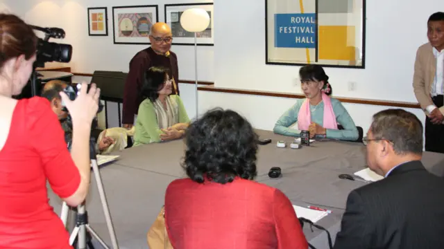 မြန်မာမိသားစုတွေနဲ့ တွေ့ဆုံပြီးနောက် သတင်းစာ ရှင်းလင်းပွဲ ပြုလုပ်ခဲ့ပါတယ်။