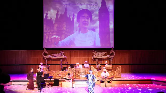 ရွာစား သီရိမောင်မောင် ဆိုင်းအဖွဲ့နဲ့ မြန်မာအက ဖြင့် ဒေါ်အောင်ဆန်းစုကြည်ကို ဂုဏ်ပြုခဲ့ပါတယ်။