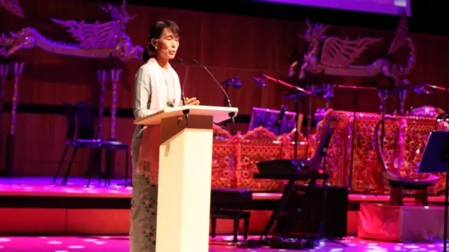 ဒေါ်အောင်ဆန်းစုကြည်က အခုအခါ မြန်မာပြည် အတွက် အရေးကြီးတဲ့ အချိန် ရောက်နေပြီ ဖြစ်လို့ တိုင်းရင်းသား အားလုံး စည်းလုံး ညီညွတ် ကြပါလို့ တိုက်တွန်း လိုက်ပါတယ်။