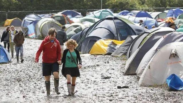 突来暴雨后，参加今年怀特岛音乐节的歌迷们被迫在大泥塘里搭帐篷。