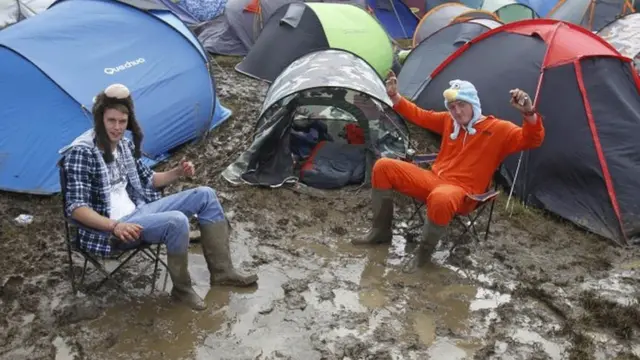 很多帐篷被大风吹垮，据说最深地方的泥有两英尺深。