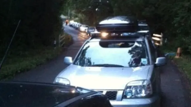 前往音乐节现场的交通严重长时间堵塞，组织者呼吁前来的歌迷最好徒步登岛。