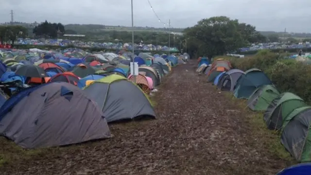 有些歌迷等了近10小时后，才抵达现场。音乐节组织者说，他们“只有道歉，非常对不起歌迷”。