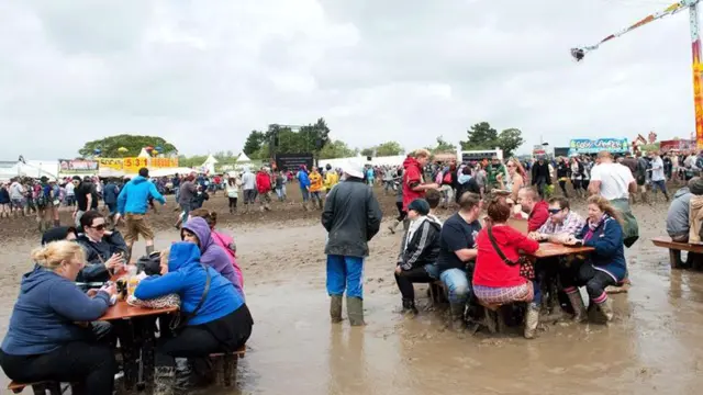 一位音乐节组委会的发言人表示，活动应急方案无法应对突来的恶劣天气。