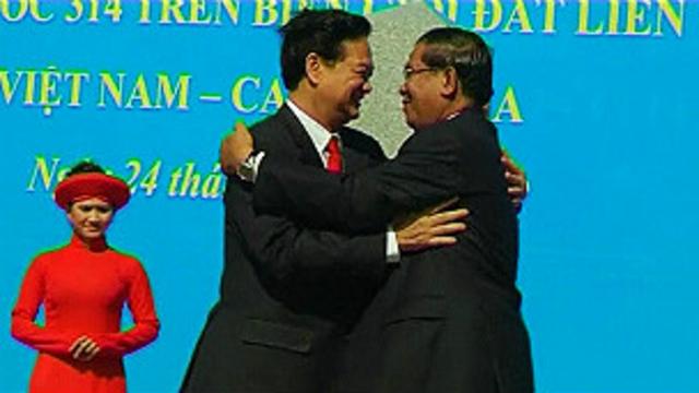 Thủ tướng Việt Nam Nguyễn Tấn Dũng (trái) và Thủ tướng Campuchia Hunsen khai trương cột mốc 314