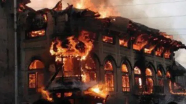 حکام نے ابتدائی تفتیش کا حوالہ دے کر کہا کہ آگ کی وجہ شارٹ سرکٹ ہوسکتا ہے۔