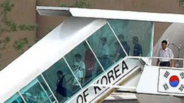 Máy bay chở người tỵ nạn Bắc Hàn từ Việt Nam tới Seoul năm 2004