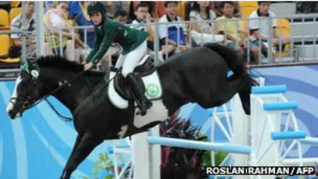 A saltadora saudita Dalma Rushdi Malhas. | Foto: AFP