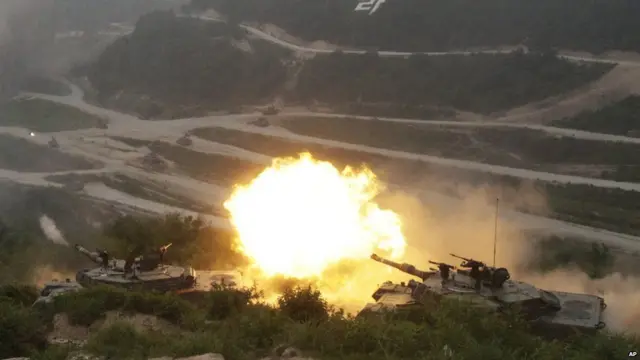 韩国抱川市升进训练场美韩联合军演现场一辆韩国K1A1坦克瞄准目标开火（22/6/2012）