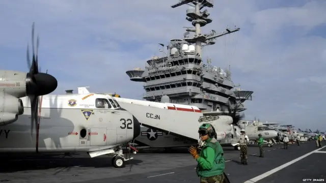 美韩黄海联合军演美国海军士兵们在乔治·华盛顿号航空母舰上工作（24/6/2012）