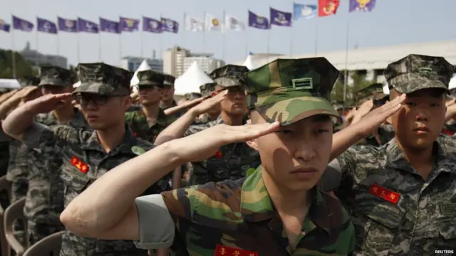 韩国士兵在首尔纪念1950年韩战开战62周年仪式上向国旗敬礼（25/6/2012）