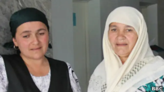 Жительница Таджикистана Зарагул Исоева с дочерью