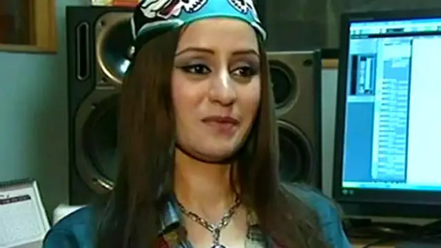 Hojatxonada trusigiga siyayotgan qizning surati