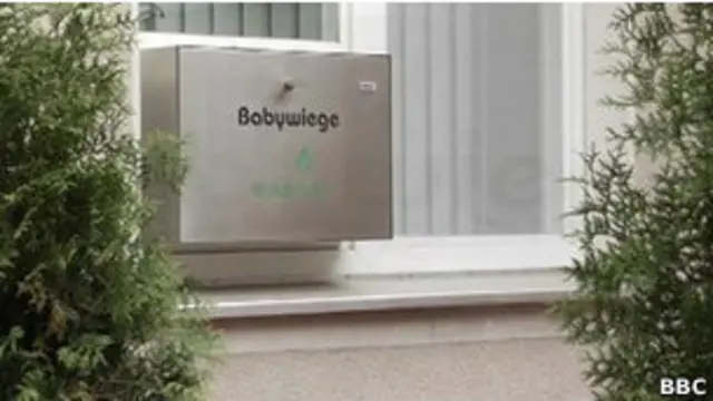 Сторонники "коробок для младенцев" говорят, что это безопасный способ, позволяющий отчаявшимся матерям отказаться от нежеланных детей