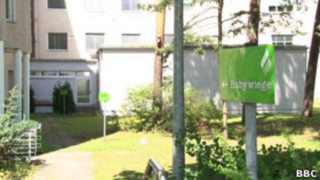 К "коробке для младенцев" в пригороде Берлина ведет окруженная зеленью дорожка, скрытая от глаз посторонних за зданием больницы
