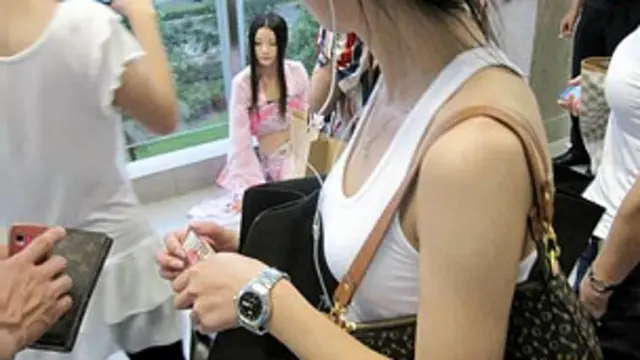 ஷாங்காய் மெட்ரோ ரயில் ஒன்றில் பெண்ணொருவர்