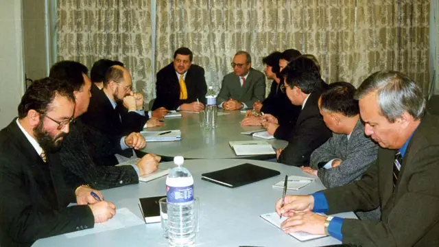 گروه “رابطه”، ۱۹۹۸، دوشنبه. این گروه به رهبری نمایندگان سازمان ملل و کشورهای ضامن صلح تاجیکیسیتان، به روند اجرای مفاد پروتکلهای سازشنامه عمومی صلح نظارت میکردند. (صورت یان کوبیش)