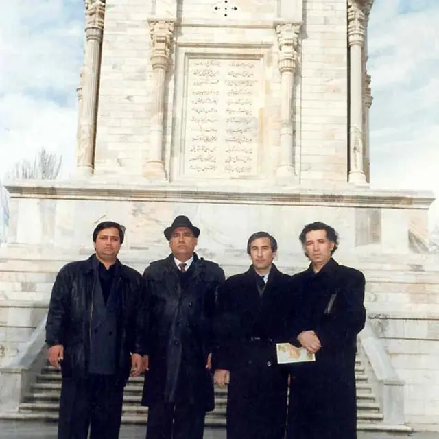 توس، ۱۹ فوریه سال ۱۹۹۷. گروهی از اعضای هیئت مذاکره از جانب حکومت. نظامنامه کمیسیون آشتی ملی در توس تصویب شد.