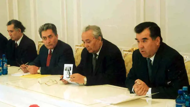 مسکو، دسامبر ۱۹۹۶، پس از امضای پروتکل ۲۳ دسامبر.