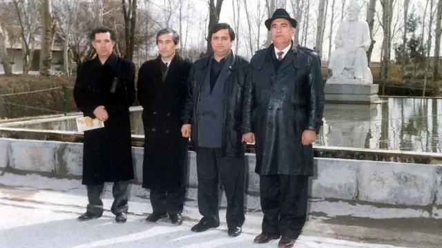 توس. هیئت حکومتی به هنگام زیارت آرامگاه فردوسی.