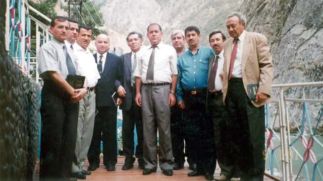 سال ۲۰۰۰. هیئت حکومتی کمیسیون آشتی ملی با رهبری دوستیاف در شهر دوشنبه. عکس در ورزآب.