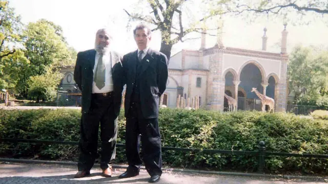 با کمیسر میرزاخوجه نظاماف در برلین پیش از ملاقات با نمایندگان پارلمان آلمان، سال ۱۹۹۹.