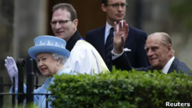 Королева с супругом перед церковью Св. Макартина