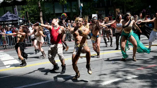 چهل و دومین رژه سالانه همجنسگرایان امسال همچون چند دهه گذشته در شهر سانفرانسیسکو ایالت کالیفرنیا برگزارشد