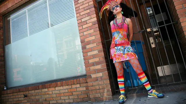 این نمایش خیابانی به منظور جلب حمایت مردم و توجه آنها به حقوق همجنسگرایان اولین بار در سال۱۹۷۰ در این شهر برگزار شد