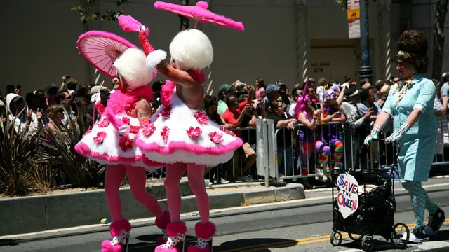 برگزار کنندگان این مراسم تلاش می کنند تاریخ آن را به روز ۴ جولای، روزاعلام استقلال آمریکا نزدیک کنند