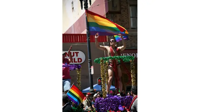 پرچم رنگین کمانی یا همان سمبل دگرباشان جنسی در سال ۱۹۷۸ توسط گیلبرت بیکر و در ۸ رنگ طراحی شد ولی اکنون به ۶ رنگ تقلیل پیدا کرده است