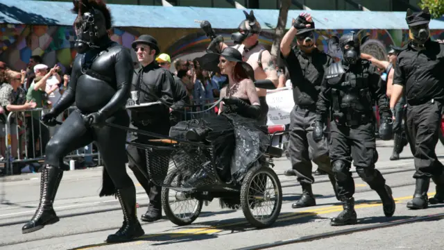 خیابان مارکت از طولانی ترین خیابانهای سان فرانسیسکو پذیرای ده ها هزار نفر از مردم شهرهای مختلف این ایالت در این مراسم بود