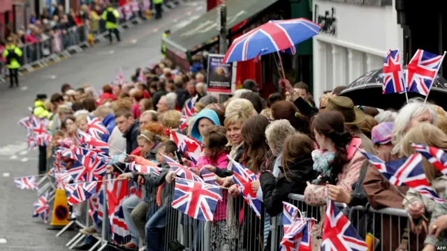 沿街迎候的民众