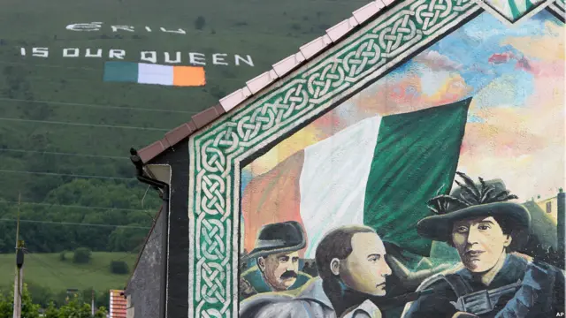 黑山山坡上巨幅标语和旗帜