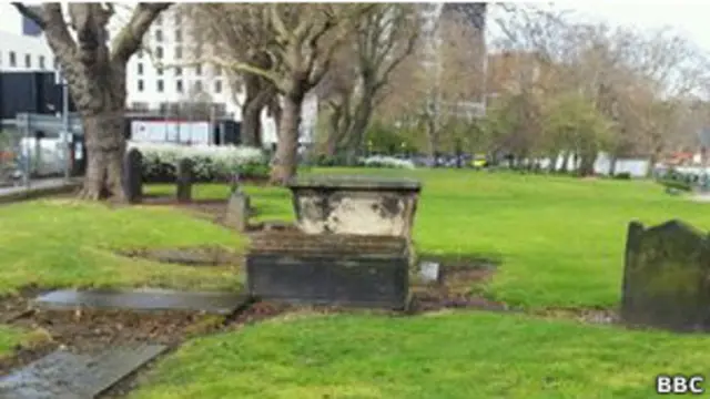 Железная дорога пройдет, в частности, по территории кладбища Парк-стрит в Бирмингеме