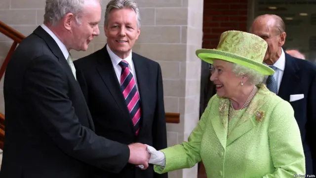 麦克吉尼斯和女王伊丽莎白二世在北爱握手