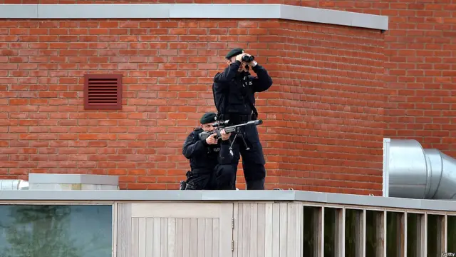 两名北爱特种兵狙击手在Lyrics剧院屋顶上执行警卫任务。