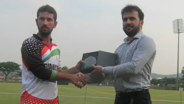 جاويد احمدي د افغانستان د ١٩ کلنو د لوبډلې کپتان دى، له بنگله دېش سره دۀ ٧١ منډې وکړې او درې لوبغاړي يې وسوځول.